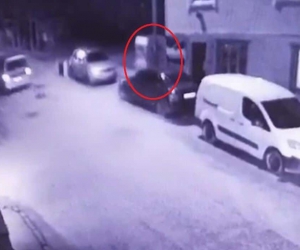  Fırtına insanları, motosikleti ve giysi dolabını böyle uçurdu