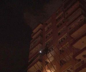 Kadıköy’de apartmanın çatısına yıldırım düştü