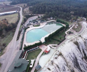 Bolu’nun Pamukkale’si Akkaya Travertenleri doğasıyla yaz kış vatandaşların ilgisini çekiyor