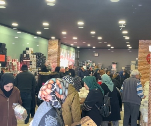 Ürünler yarı fiyatına indi, vatandaşlar birbirini ezdi