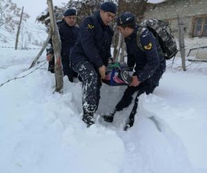Jandarma ekipleri yoğun kar ve tipide rahatsızlanan vatandaşı 2 kilometre sedye ile taşıdı