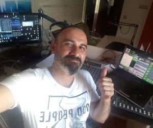 Kırşehir’li radyo spikeri, bozlak türküleri ile sanatçılardan canlı performans alıyor