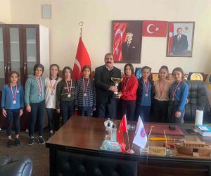 Belediye Başkanı Alihan Babat, voleybol il birincisi ortaokul öğrencilerini ödüllendirdi