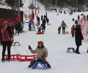 Binler Palandöken’e akın etti, pistler doldu taştı