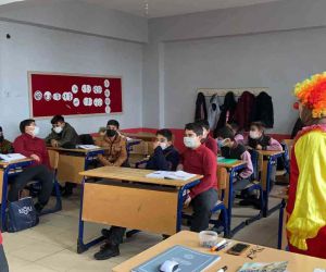 Öğrencilere okulu sevdirmek isteyen öğretmen palyaço kıyafetiyle derse girdi