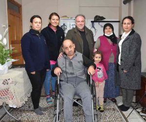 Germencik Belediyesi’nden engelli vatandaşa tekerlekli sandalye hediyesi