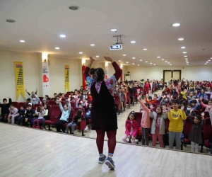 Bayraklılı çocuklar tiyatroyu sevdi