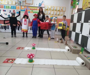 Ebru öğretmen sınıfını Mario parkuruna dönüştürerek okumayı öğretiyor