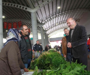 Başkan Ertürk pazaryerinde esnaf ve vatandaşlarla bir araya geldi