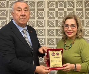 Serdar Ünsal’dan Azer Yaycılı’ya plaket
