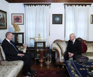Cumhurbaşkanı Recep Tayyip Erdoğan ile Milliyetçi Hareket Partisi Genel Başkanı Devlet Bahçeli arasındaki ikili görüşme sona erdi. Görüşme yaklaşık 1 saat sürdü.