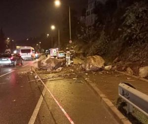 İzmir’de yamaçtan kopan kaya parçaları yola ve bir otomobilin üstüne düştü