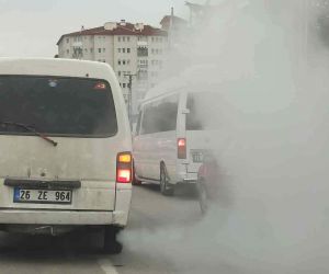 Yoğun duman yayan minibüsün yanındaki araçlar adeta kayboldu