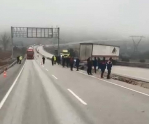 D100’de makaslayan tır yolu kapattı, kilometrelerce uzunlukta kuyruk oluştu