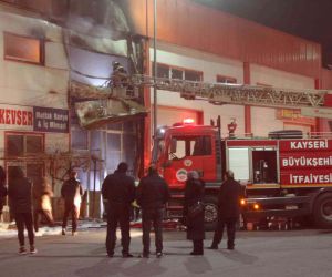 Kayseri’de mobilya imalathanesi yangında küle döndü