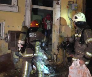 Alev alev yanan binada mahsur kalan kadını itfaiye ekipleri zamanla yarışarak kurtardı