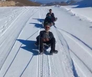 70 yaşındaki İsmail dedenin karda kızak keyfi izleyenleri gülümsetti