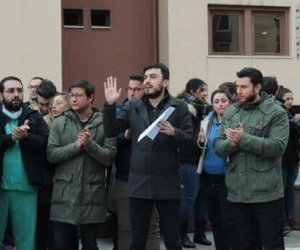 Maaşları ödenmeyen Ufuk Üniversitesi Hastanesi çalışanları eylem yaptı