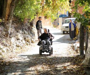 Kaş Belediyesinden engelli vatandaşa akülü tekerlekli sandalye desteği