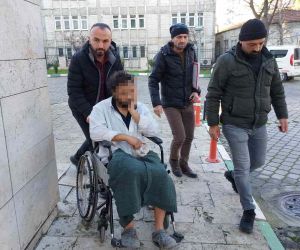 Polisi bıçaklayınca vurulan şahıs tekerlekli sandalye ile adliyeye sevk edildi