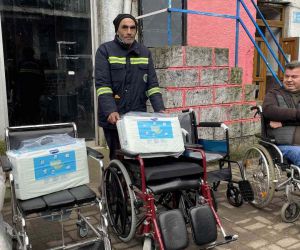 Belediyenin temizlik işçisi, promosyonuyla engelli vatandaşa tekerlekli sandalye aldı