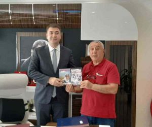 Serdar Ünsal, ’ Yüreğim İrevan’da kaldı’ romanını Vali Yardımcısı Ömer Said Karakaş’a hediye etti