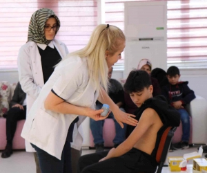 Sensör takılan şeker hastası çocuklar parmaklarının delinmesinden kurtuldu