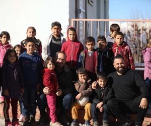 Adanalı kebapçı köy okulunda çocuklara kebap yaptı