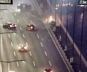 Fatih Sultan Mehmet Köprüsü’nde zincirleme trafik kazası meydana gelmiş, 4 aracın karıştığı kazada bir otomobilde yangın çıkmıştı. 3 kişinin yaralandığı kaza anının kamera görüntüleri ortaya çıktı.