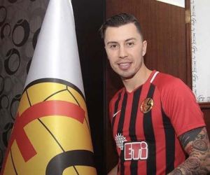 Emre Güral Eskişehirspor’un transfer yasağının kalkması için imza verdi