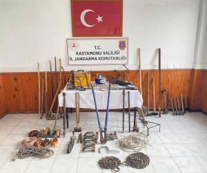 Kastamonu’da evlerden 69 parça eşya çalan hırsız tutuklandı