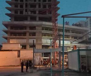 İzmir’in Bornova ilçesinde bir otel inşaatındaki kule vincin bir kısmı devrildi. Kazada ölü ve yaralıların olduğu belirtilirken, olay yerine çok sayıda ekip sevk edildi.