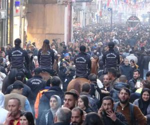 Taksim İstiklal’de vatandaşların yılbaşı yoğunluğu