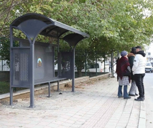 Ergani’de soğuk havalar nedeniyle duraklar yenileniyor