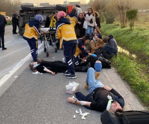 Otomobil yolcu minibüsüne çarptı, ortalık savaş alanına döndü: 17 yaralı