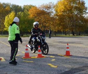 Uzman polisler, meslektaşlarına motosiklet eğitimi veriyor