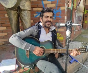 Yürüme engelli sanatçı şarkı söylemek için yaz-kış sokakta