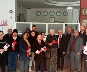 Özel bireyleri ziyaret eden Hançeroğlu, çiçek ve hediyeler verdi