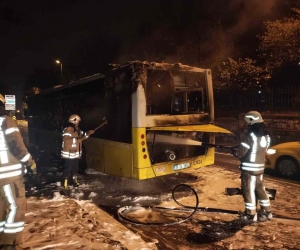 Üsküdar’da İETT otobüsü yanarak kullanılamaz hale geldi