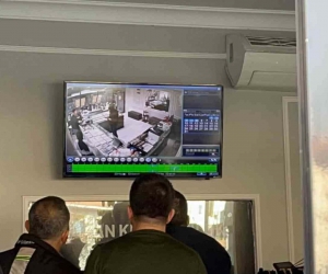 Bursa’da kar maskeli ve silahlı soyguncu kamerada… Polis ekipleri olayı böyle araştırdı