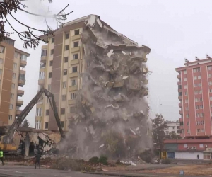 9 katlı Güneş Apartmanı saniyeler içerisinde yıkıldı