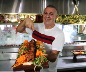 Kebaba olan aşkından şarkı yazdı, klip çekti