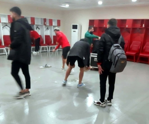 Tokat Belediye Plevnespor futbolcuları, maçın ardından soyunma odasını temizledi
