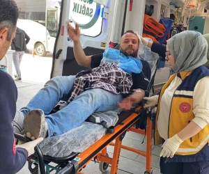 Bıçakla yaralandı, yarasını unutup gazetecilere sardı