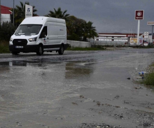 Kuşadası’nda her yağışta aynı manzara, Karayolları sorumluluğundaki yollar dakikalar içinde göle döndü