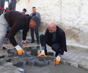 Başkan Arıkan eldivenleri giydi, kolları sıvadı parke taşı döşedi