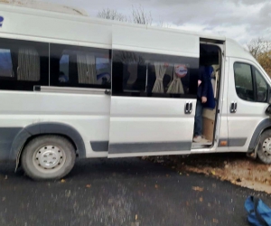 Simav’da servis aracı toprak yığınına çarptı: 14 öğrenci yaralandı