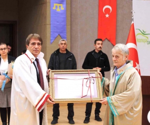 Kırım Tatar Halkının Milli Lideri Kırımoğlu’na Konya’da fahri doktora verildi