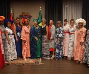 Senegal’de kadın büyükelçiler sokak çocukları yararına podyuma çıktı