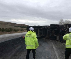 Kömür yüktü tır devrildi, karayolunda ulaşım tek şeritten sağlandı